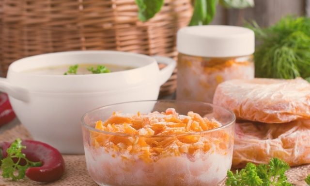 Formas de armazenamento de alimentos, em potes para congelador