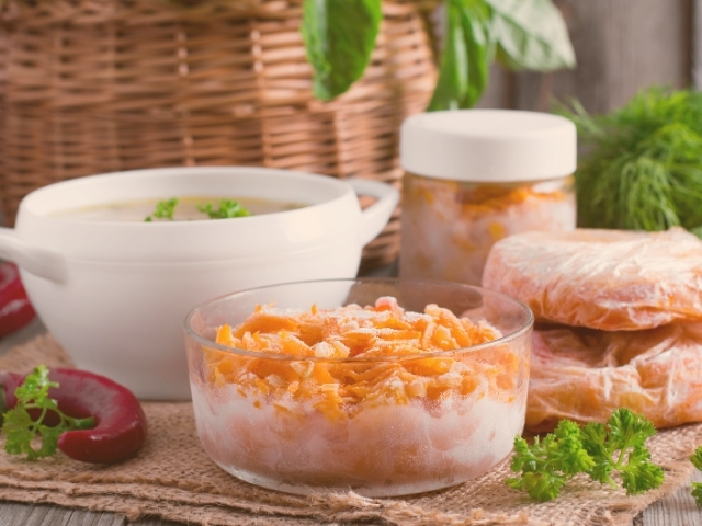 Formas de armazenamento de alimentos, em potes para congelador