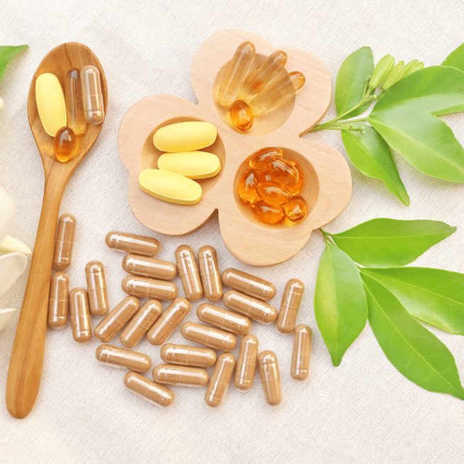 Diversos tipos de vitaminas e ervas.