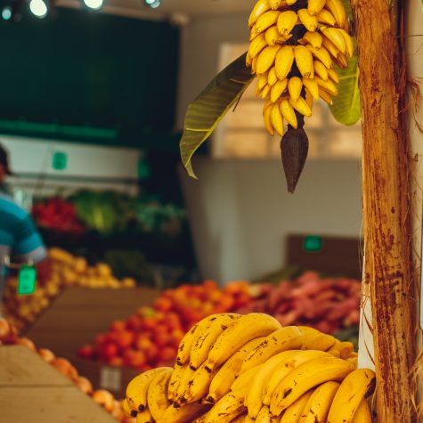 Cozida, frutas, in natura, no cuque, em bolos, na vitamina, em saladas, e até mesmo no queridinho arroz e feijão. Existe a banana caturra, nanica, da terra, ouro, prata, maçã, são tomé, e muitas outras opções.