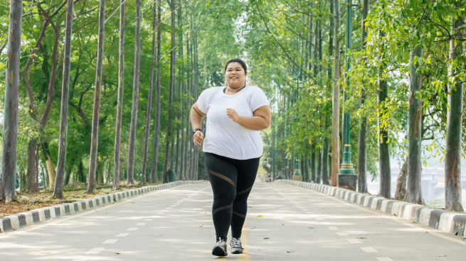 Uma caminhada durante o dia, ajuda na prevenção contra a obesidade.