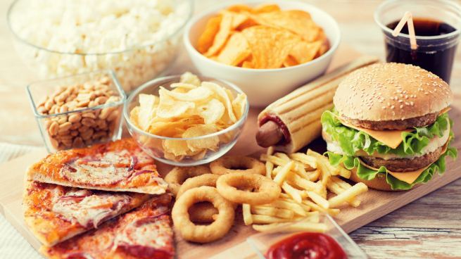 Elimine de sua dieta os alimentos gordurosos, açucarados e pobres em proteínas.