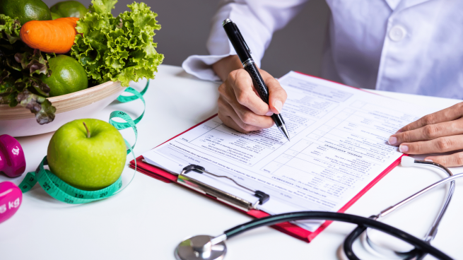 Fazer uma consulta com o médico ou nutricionista, é primordial antes de iniciar a dieta.