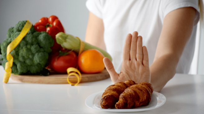 Tendo evitar alimentos não saudáveis durante a dieta.