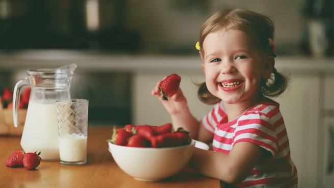 Comendo alimentos saudáveis, desde a infância.