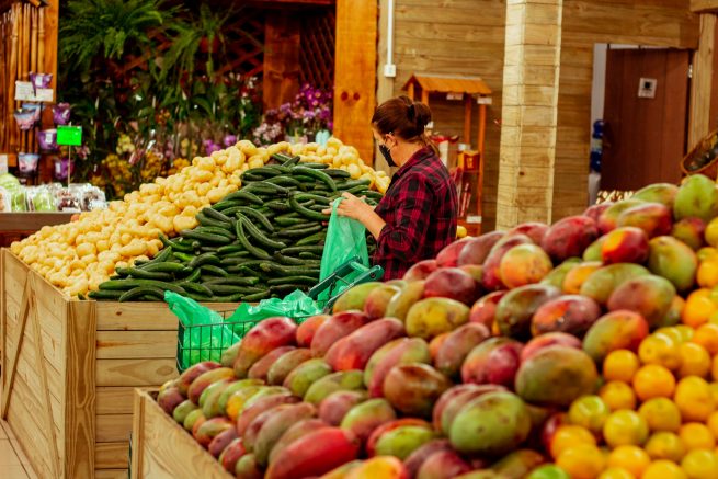 Escolhendo alimentos nutritivos e saudáveis, por um preço acessível.