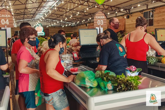 Compra de frutas, legumes e verduras, por um preço acessível.