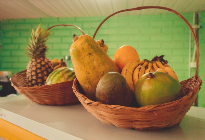 Cesta com frutas que são ricas em frutose.