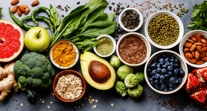 Alimentos ricos em nutrientes, como: verduras, legumes, cereais e frutas.