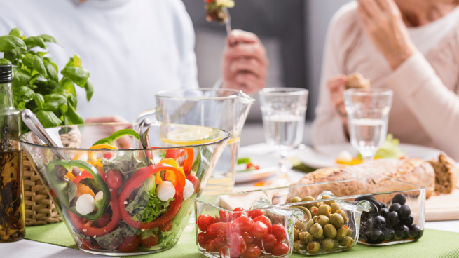 Ao envelhecer é importante também manter uma boa alimentação.