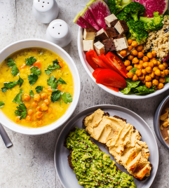 Acrescentando proteínas nas refeições diárias.